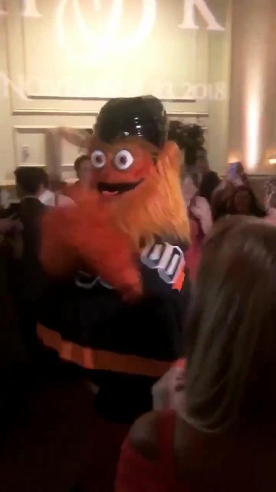  A mascot's dance moves stole the show at a wedding in Philadelphia