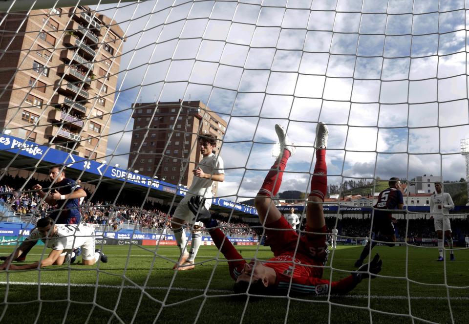  Thibaut Courtois was slumped on the floor after Eibar opened the scoring