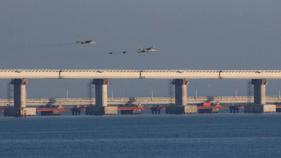  Russian fighter jets fly over the Crimean Bridge connecting the Russian mainland with the Crimean Peninsula