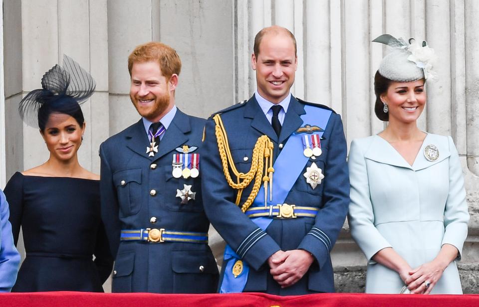  Meghan, Harry, William and Catherine stand on the balcony of Buckingham Palace