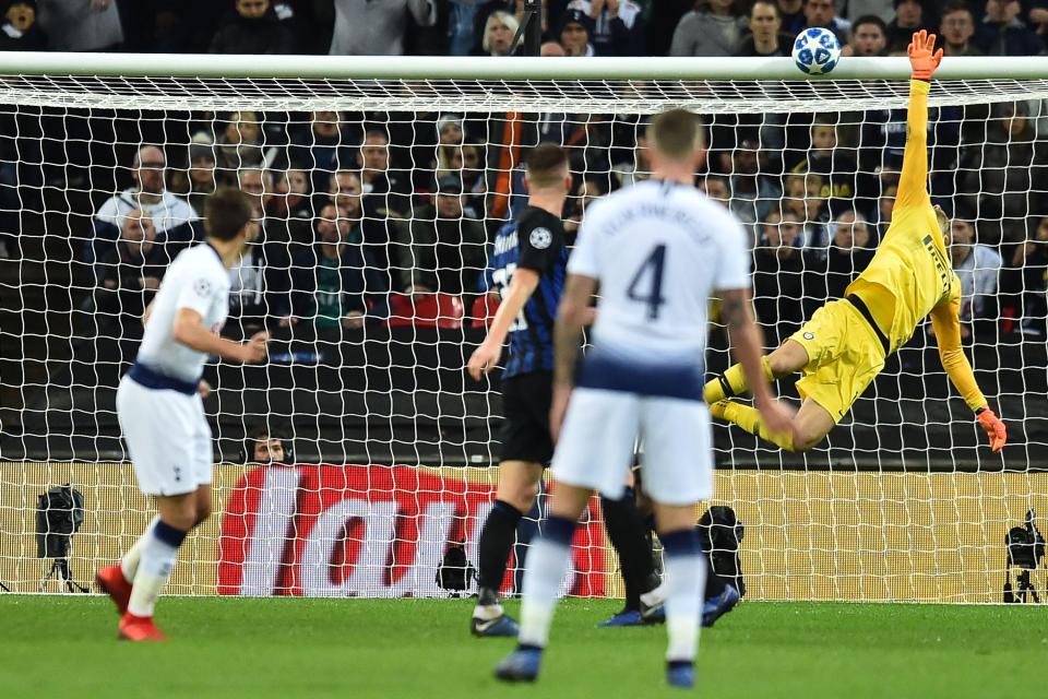  Harry Winks saw his effort from the edge of the area rebound off the crossbar