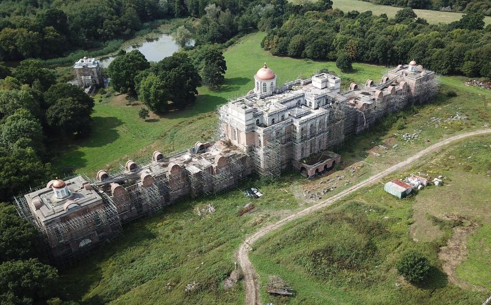  Nicholas Van Hoogstraten began construction of Hamilton Palace in 1985