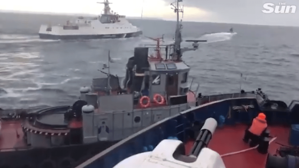  Footage appears to show a Russian ship ramming into a Ukrainian artillery vessel