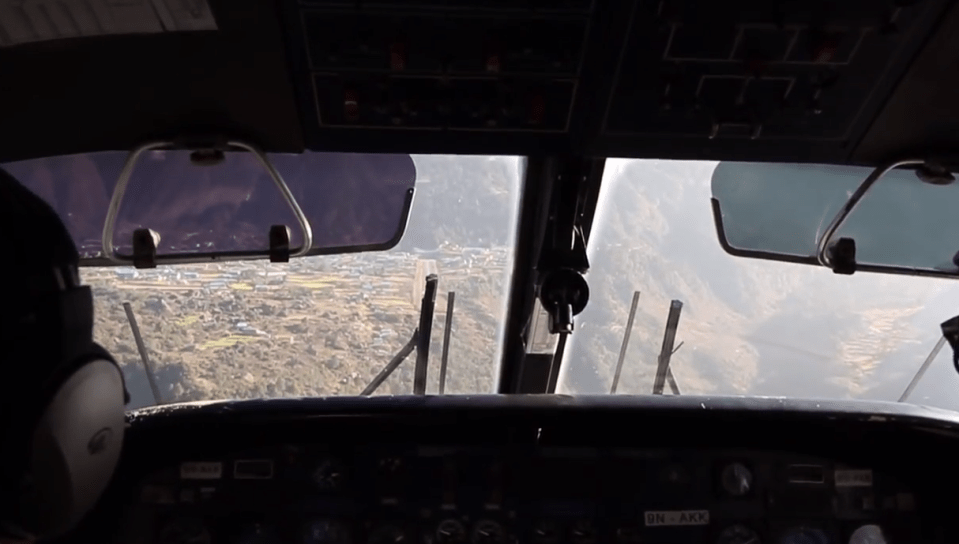  The video shows a pilot coming into land at the world's most dangerous airport