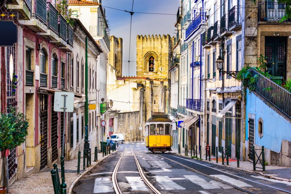  Explore the winding streets of Lisbon