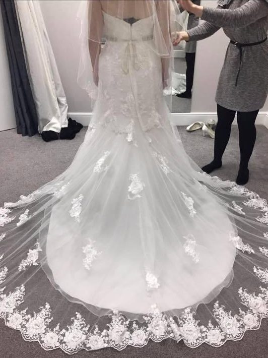  Samantha had put her wedding dress up for sale online