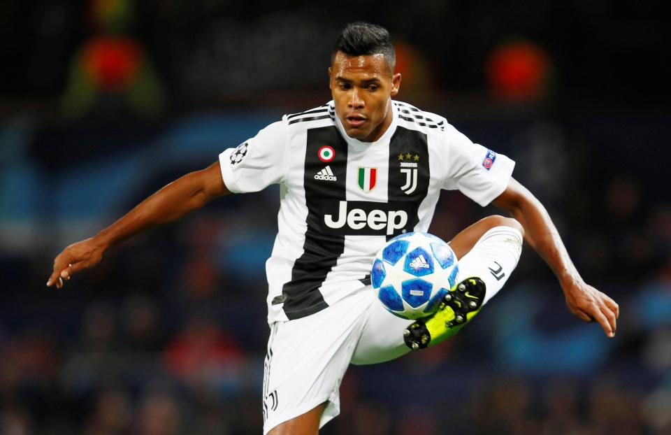  Alex Sandro has reportedly agreed a new deal to keep him at Juventus until 2023