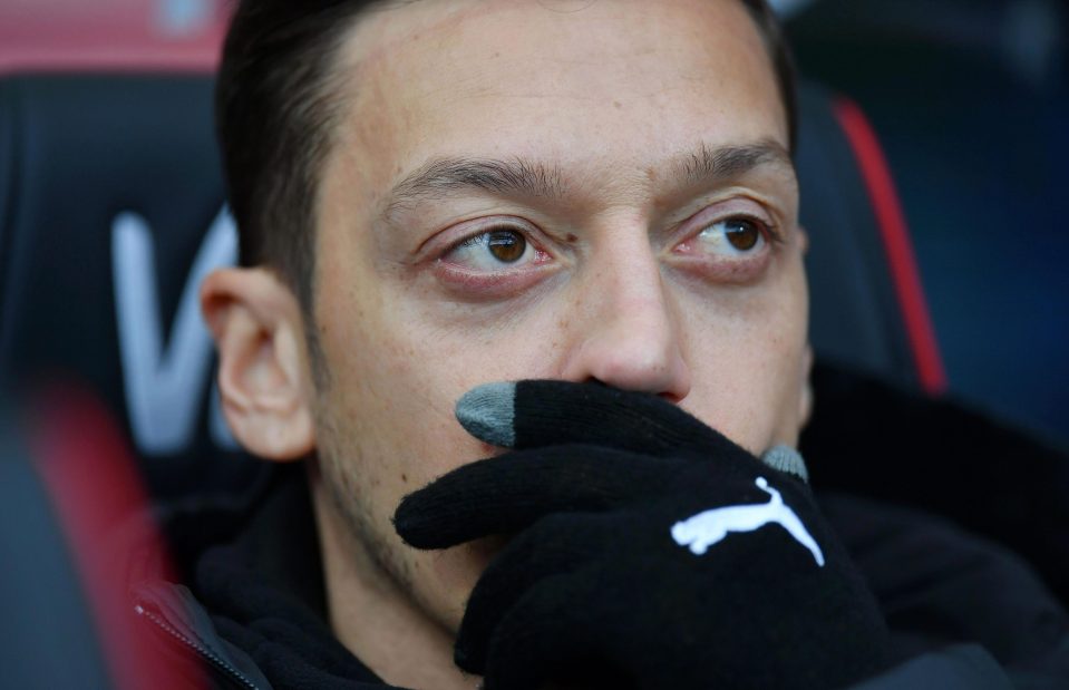  Mesut Ozil had to watch Arsenals 2-1 win over Bournemouth from the bench