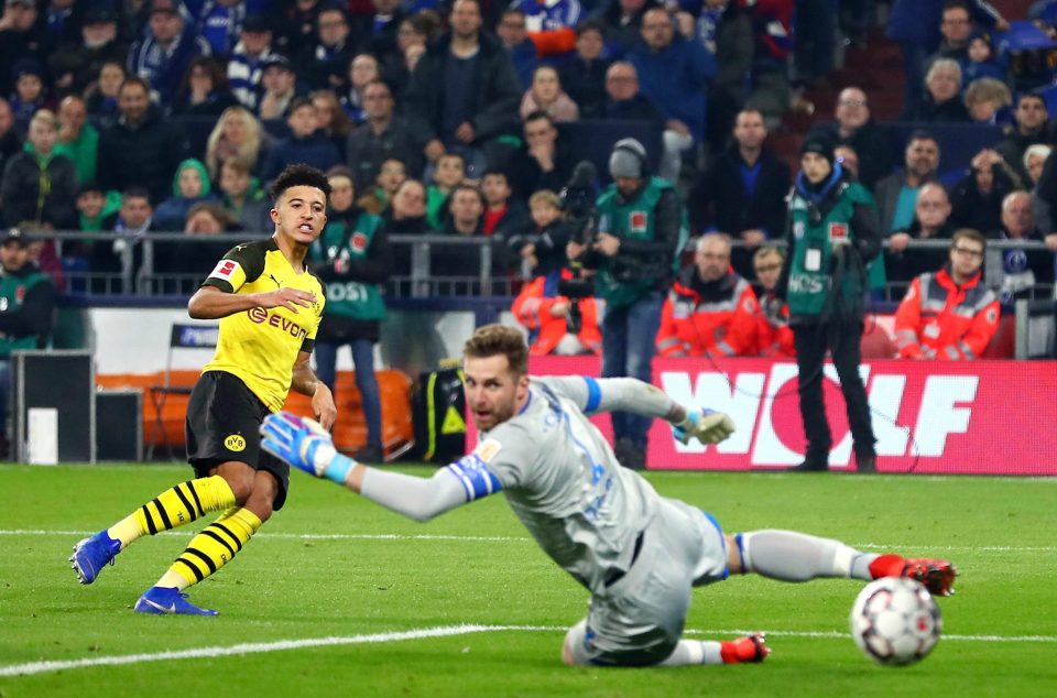  Borussia Dortmund beat Schalke 2-1 to remain clear at the top of the table