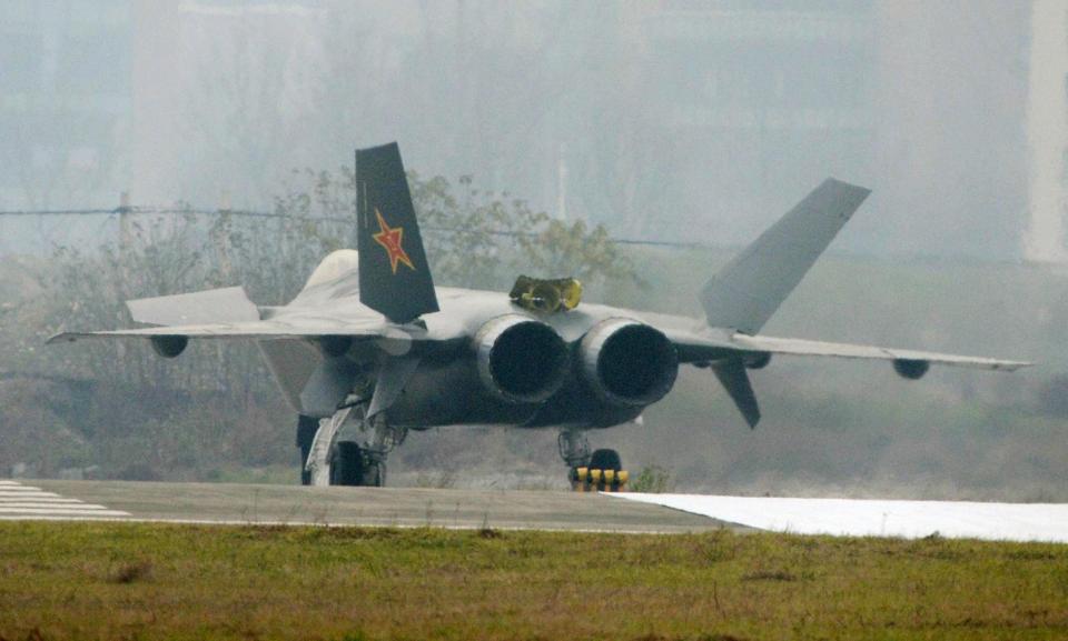  A Chinese J-20 stealth fighter halts after a taxiing test at an airfield in Chengdu, Sichuan Province