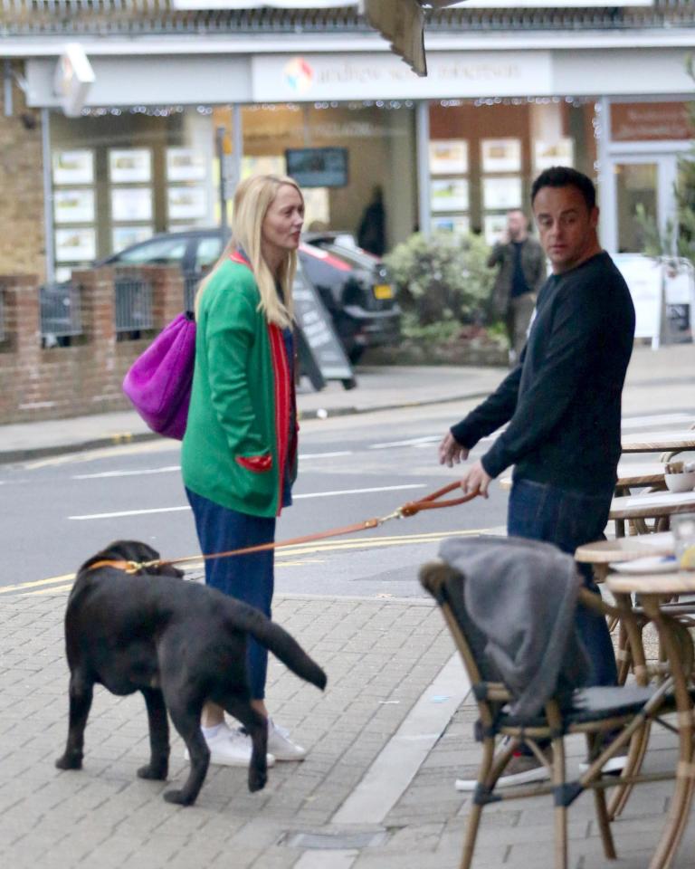  The couple stopped off to pick up a takeaway coffee before continuing with their errands