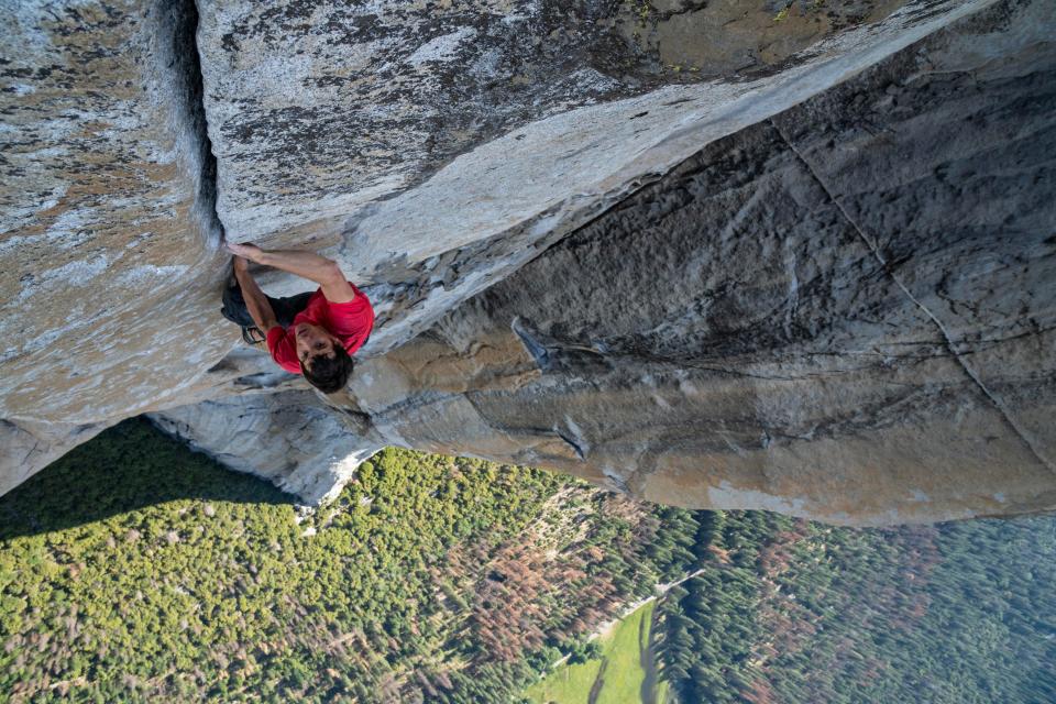  Alex uses a crack to scale the granite slab in Yosemite in the documentary