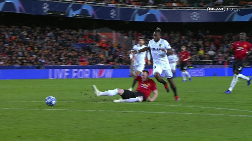  Phil Jones scored a ridiculous own goal to make it 2-0 to Valencia