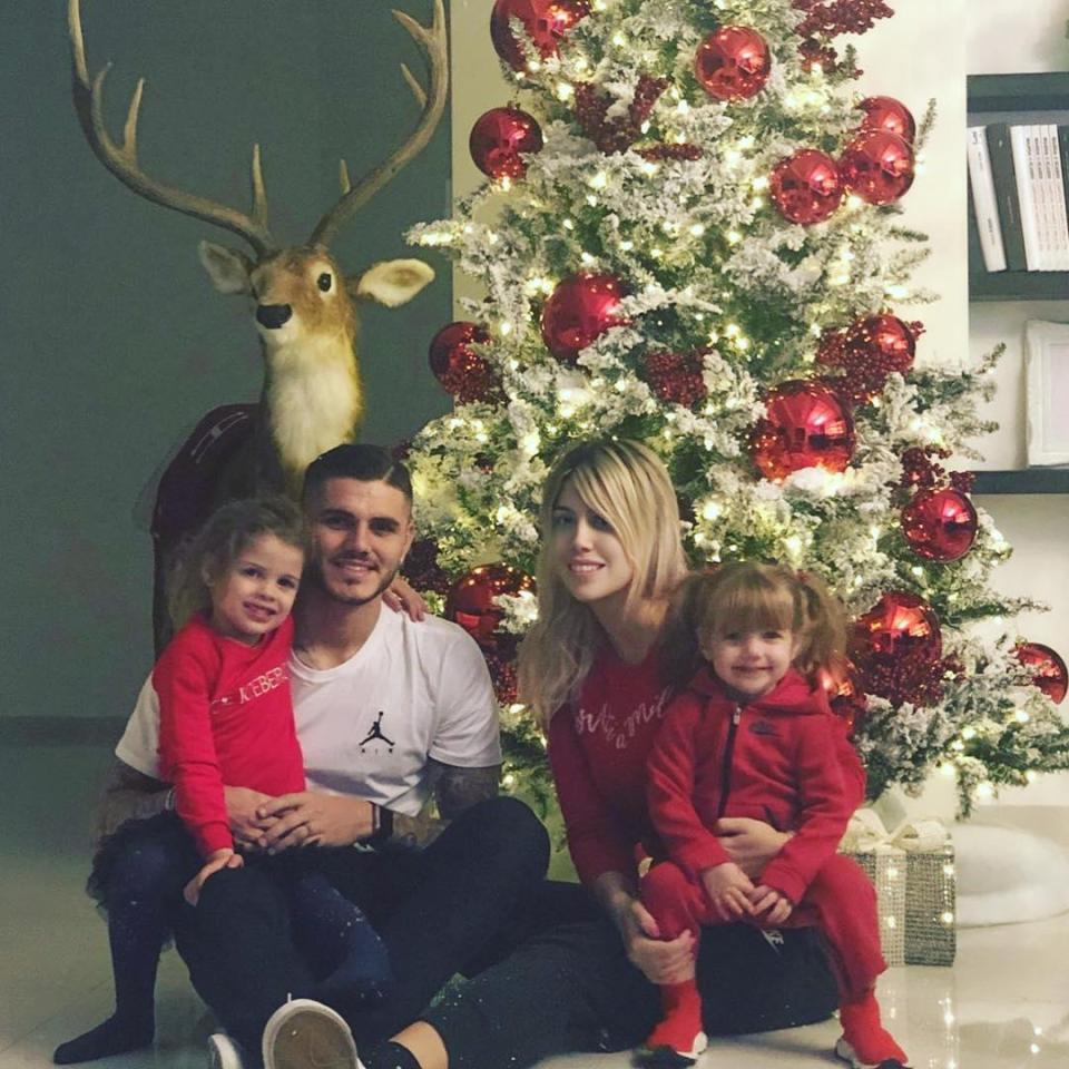  Inter Milan's Mauro Icardi poses alongside Wanda Nara and her children