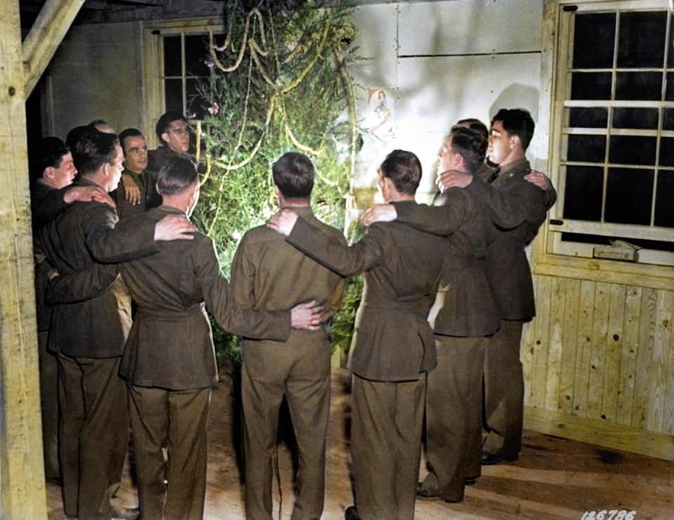  American soldiers singing around the Christmas tree in Virginia in 1944