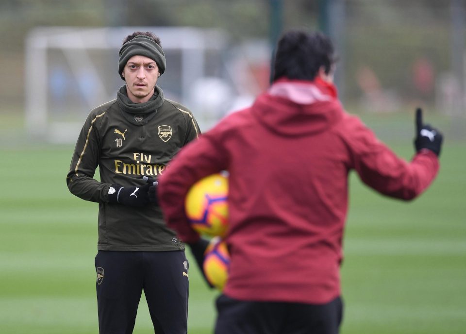  Mesut Ozil in training with Unai emery ahead of the Burnley game