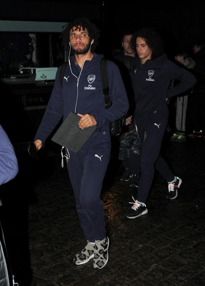  Mohamed Elneny arrives wearing some snazzy trainers