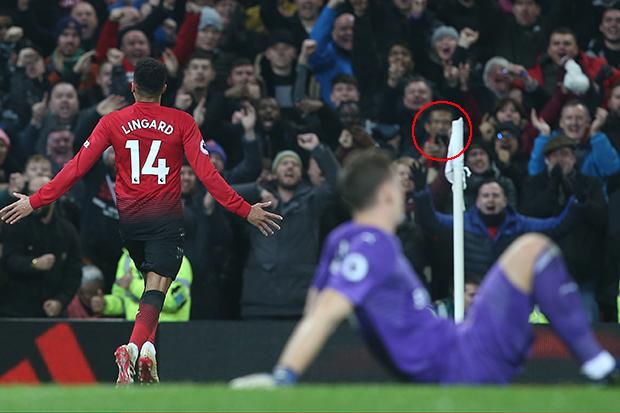  Manchester United tweeted a photo with the caption "not a cellphone in sight, just people living in the moment"