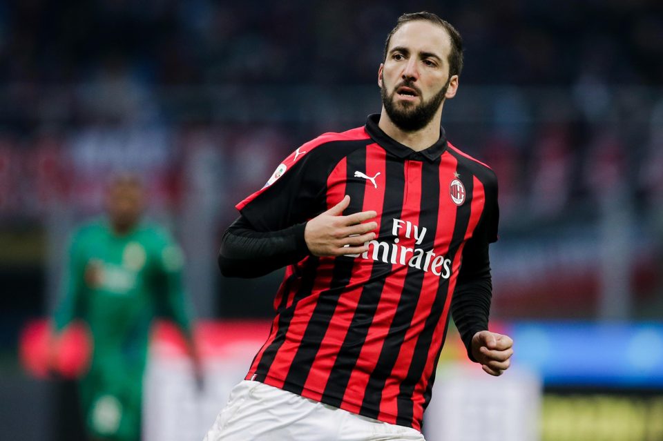  Gonzalo Higuain is being chased by Chelsea to replace Alvaro Morata