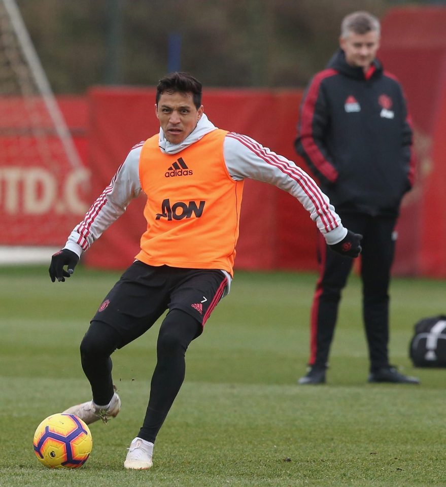  Solskjaer watches on as Sanchez gets involved in first-team training again