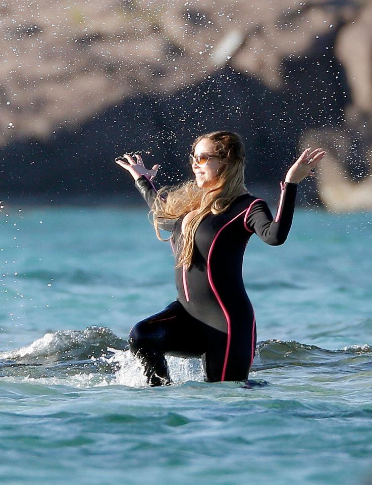  Mariah Carey posed for pictures in the sea as she showed off her incredible figure