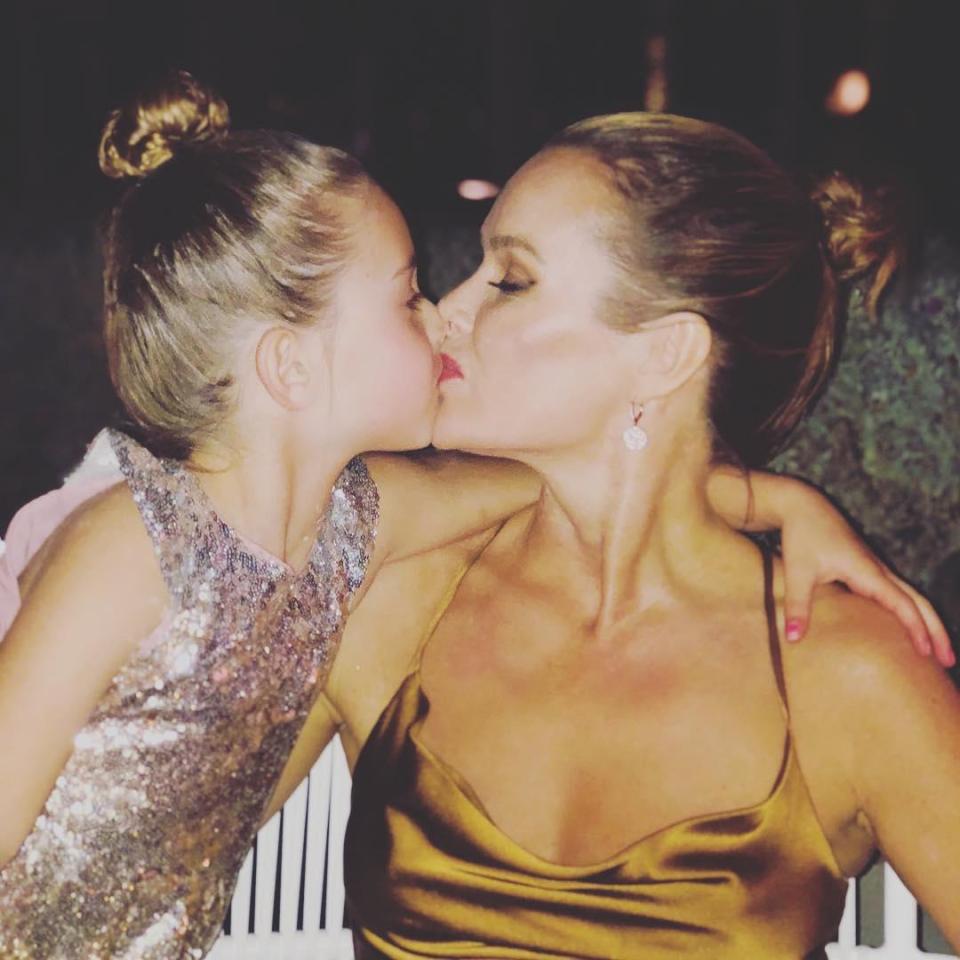  Amanda Holden kisses her 6-year-old daughter Hollie on the lips