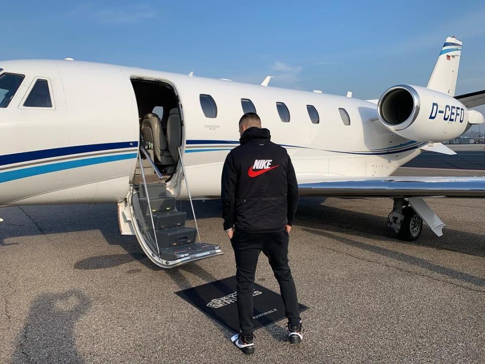  Icardi posts images of himself before boarding a plane in Milan