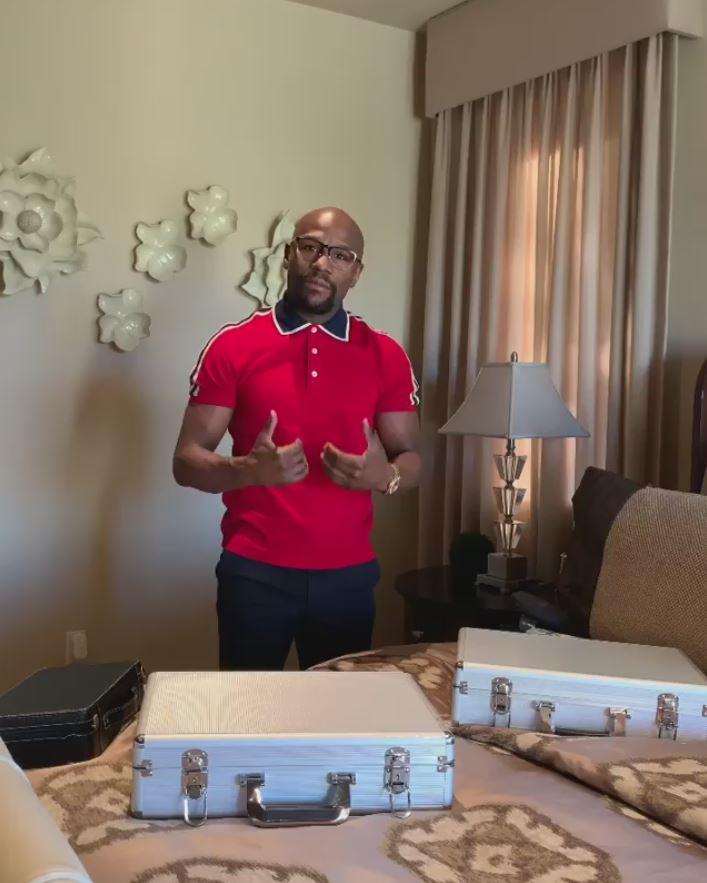  Floyd Mayweather brought along two suitcases filled with luxury watches