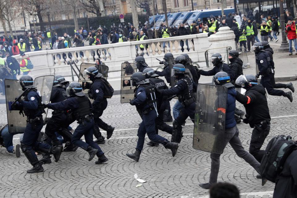  Paris police fired water cannon and tear gas to repel yellow vest demonstrators