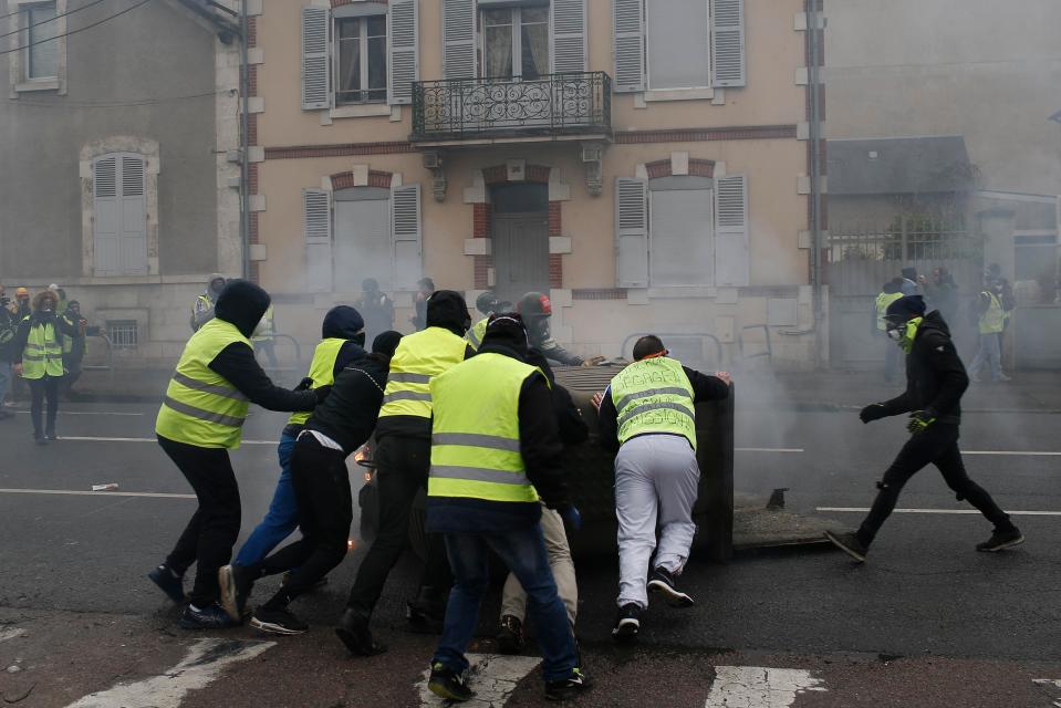  Yellow vest protestors set up barricades in Bourges