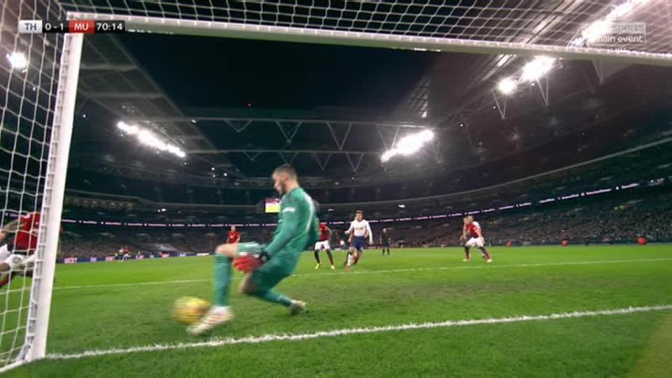  De Gea had to alert to save Alderweireld's header