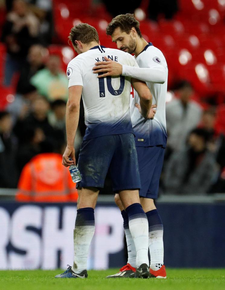  Fernando Llorente helping Kane walk off the pitch