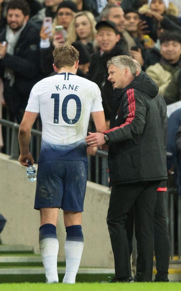  Ole Gunnar Solskjaer in conversation with Kane after the match