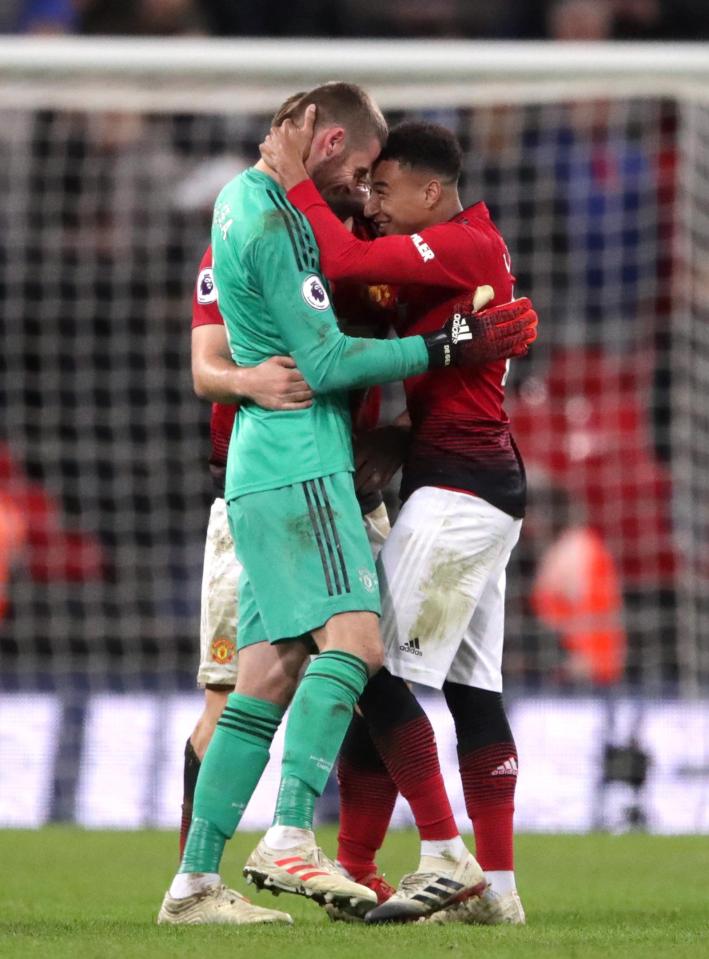  Man United's players were quick to rush to congratulate their hero De Gea