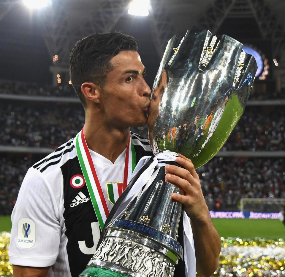  Cristiano Ronaldo kisses the trophy after Juventus beat AC Milan