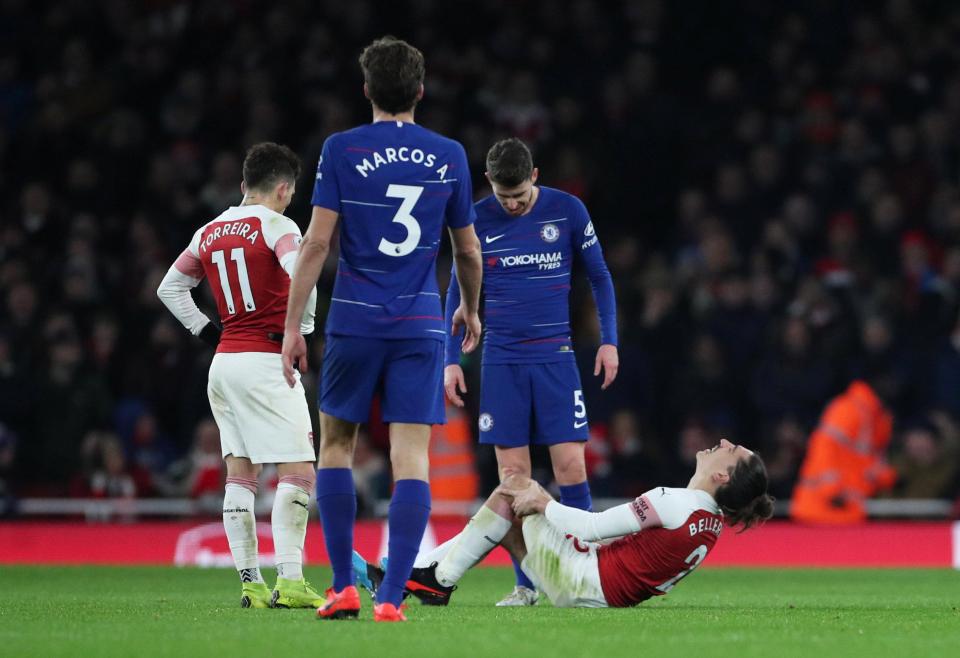  Hector Bellerin writhes in agony after injuring his knee