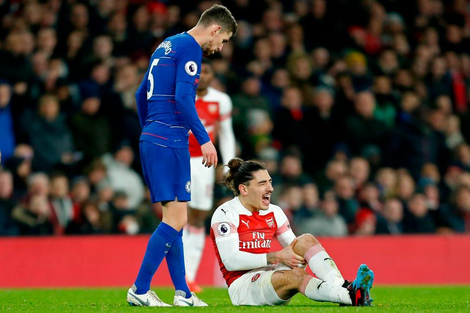  Hector Bellerin is set for surgery on his knee... but a photo has sparked hilarious responses from fans