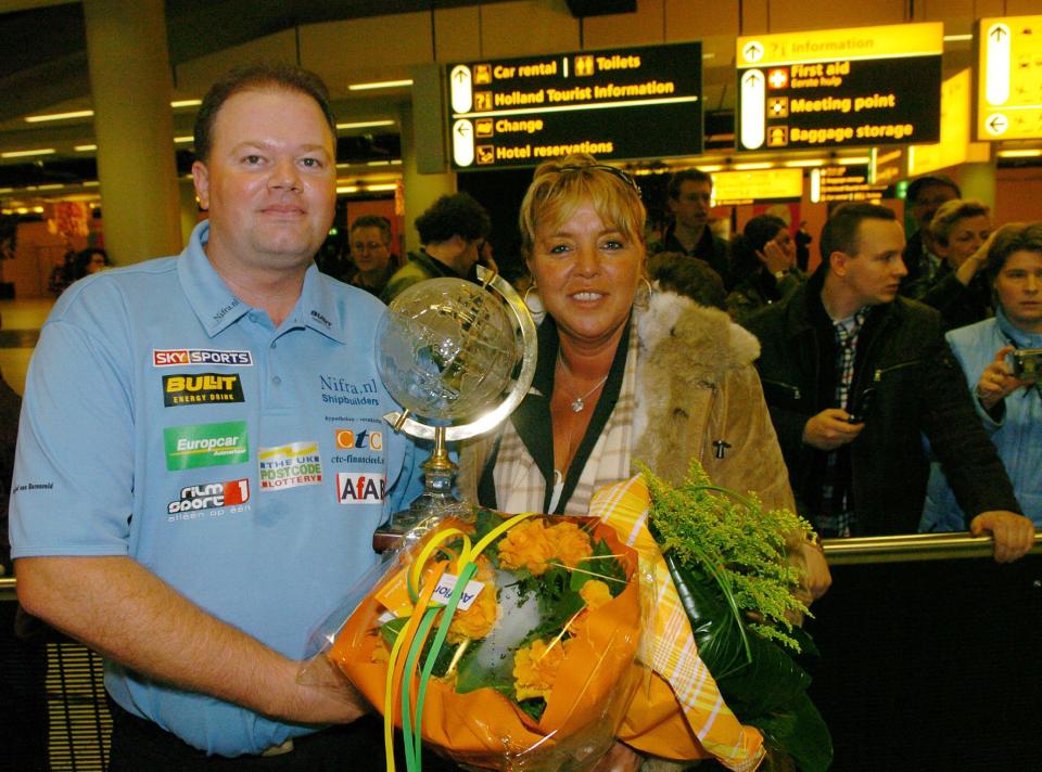  Raymond Van Barneveld and wife Silvia arriving at Schiphol airport Amsterdam, Holland in 2007