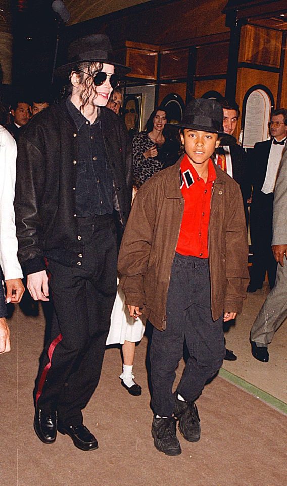  Michael Jackson with child fan Jordan Chandler before molestation claims