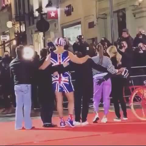 Amanda put her hand on Alesha’s bum while on the red carpet