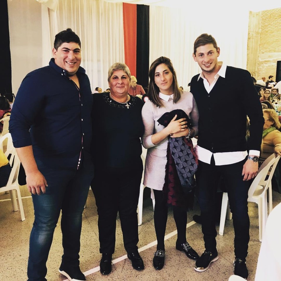 Argentine ace Sala poses for a photo with his family