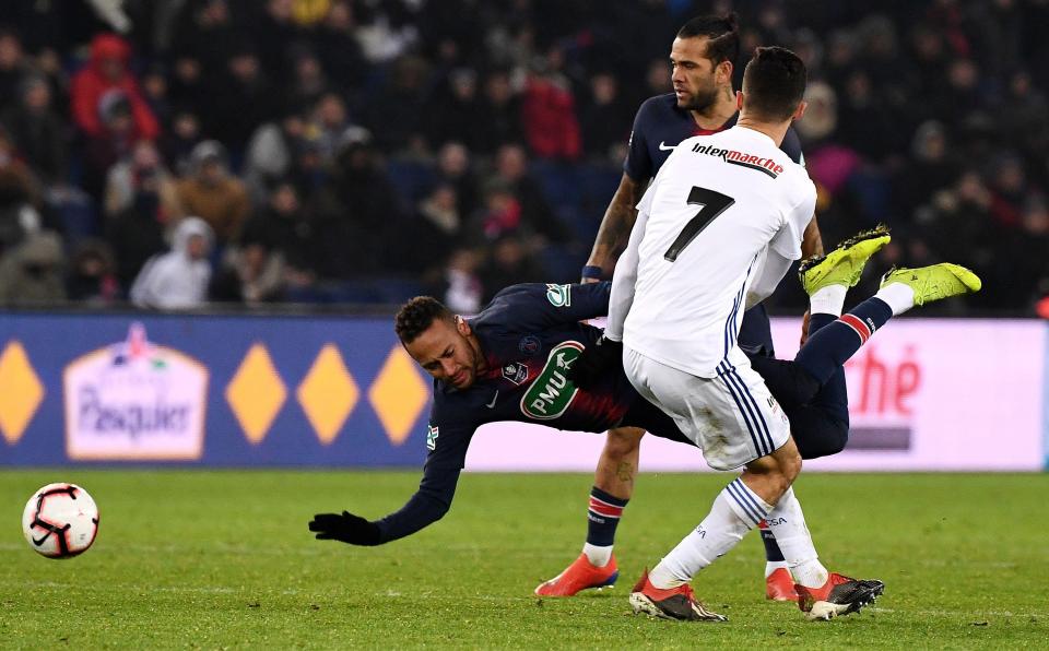  Neymar was targeted Strasbourg midfielder Moataz Zemzemi at Parc des Princes