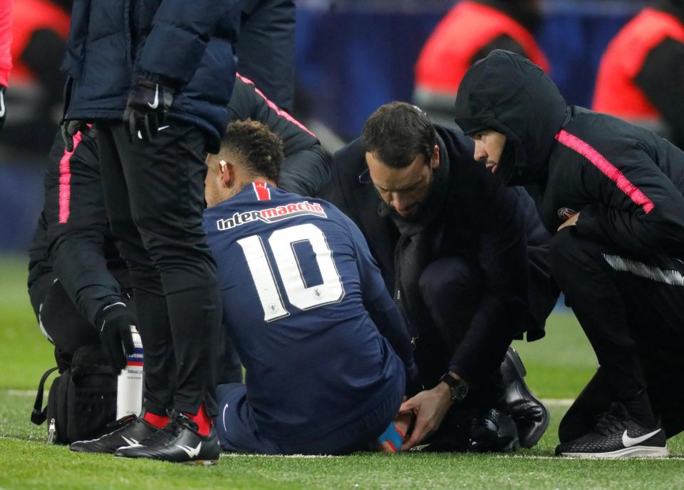  Neymar went off injured in the Coupe de France against Strasbourg