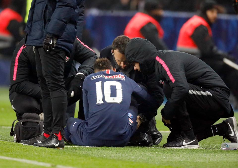  Neymar suffered a foot injury against Strasbourg in the French Cup win last week