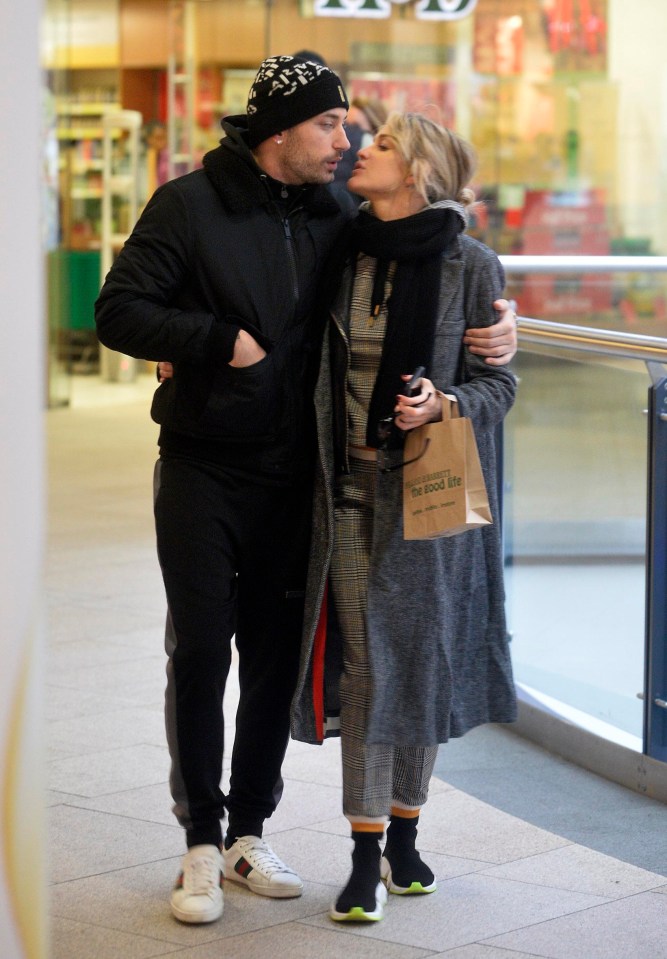 The loved-up couple moved in for a smooch after picking up some food