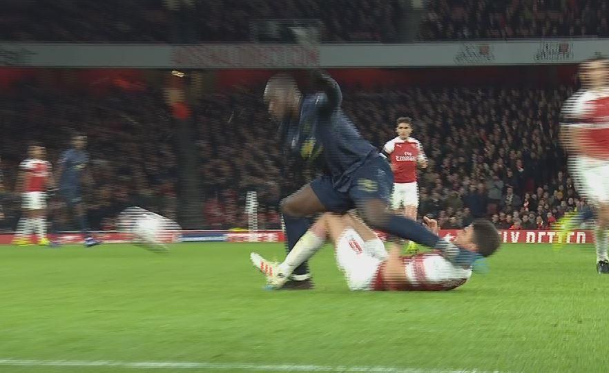  Romelu Lukaku catches Koscielny as the defender hits the floor