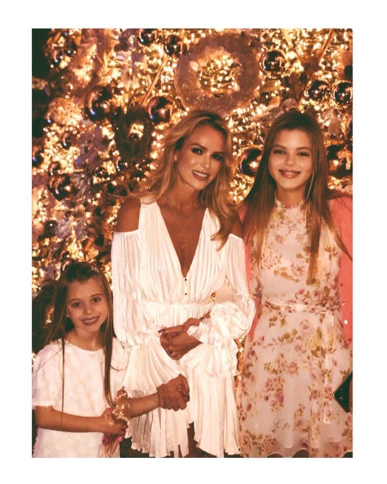 Amanda and her beautiful daughters