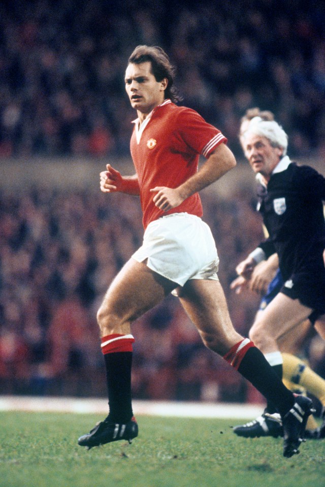  The strip is inspired from the Red Devils jerseys from the late 1970s