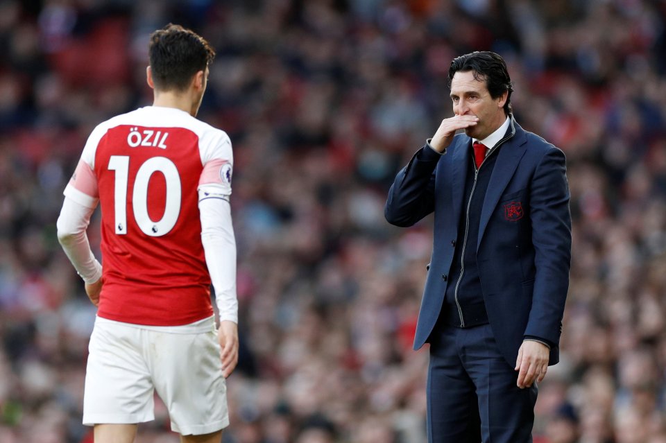  Arsenal coach Unai Emery reportedly wants to offload Ozil to the Chinese Super League