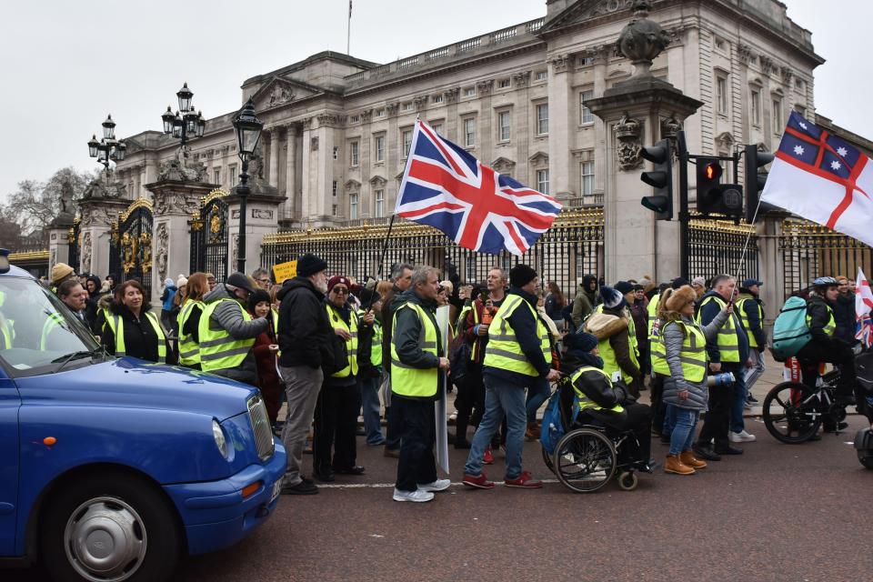  Yellow-vest protesters outside Buckingham Palace. The Queen and other royals would be placed in various country houses